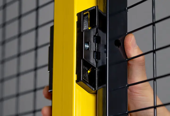 安全柵『X-Guard』 クリック金具の優位性とは? 安全柵『X-Guard』 クリック金具の優位性とは?