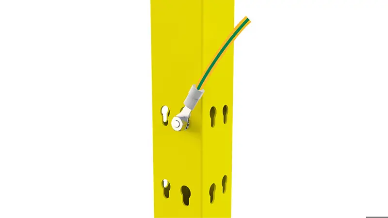 ポストに取り付けられた等電位ボンディングキット