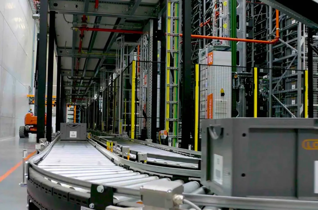 安全で効率的なマテリアルハンドリングのためのコンベヤラインと安全柵を備えた自動倉庫仕分け機器