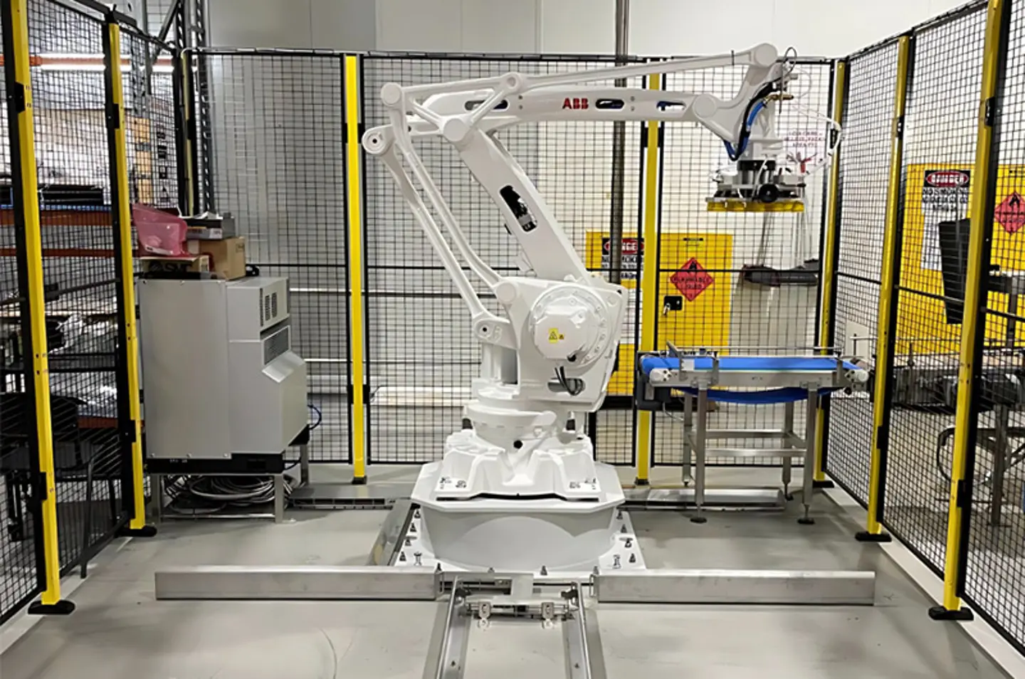 Industrial robotic palletizer and depalletizer handling goods on conveyor line