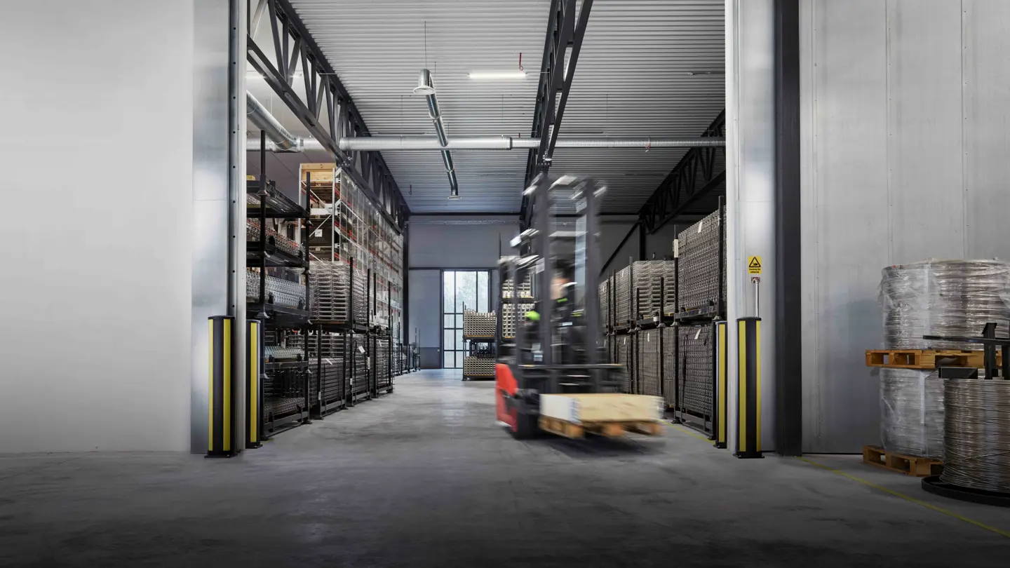 出入口の衝突防止にボラード