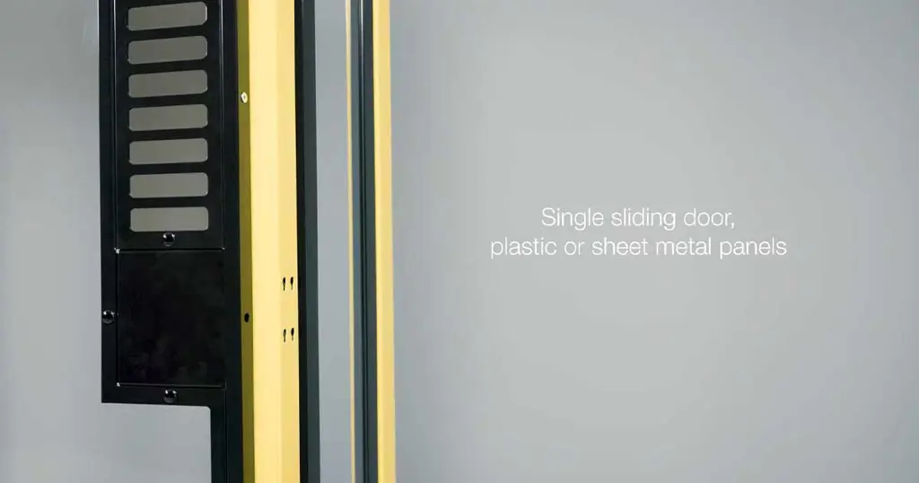 プラスチックおよびシートメタルの組み立て: シングルスライドドアマシンガードAxelent